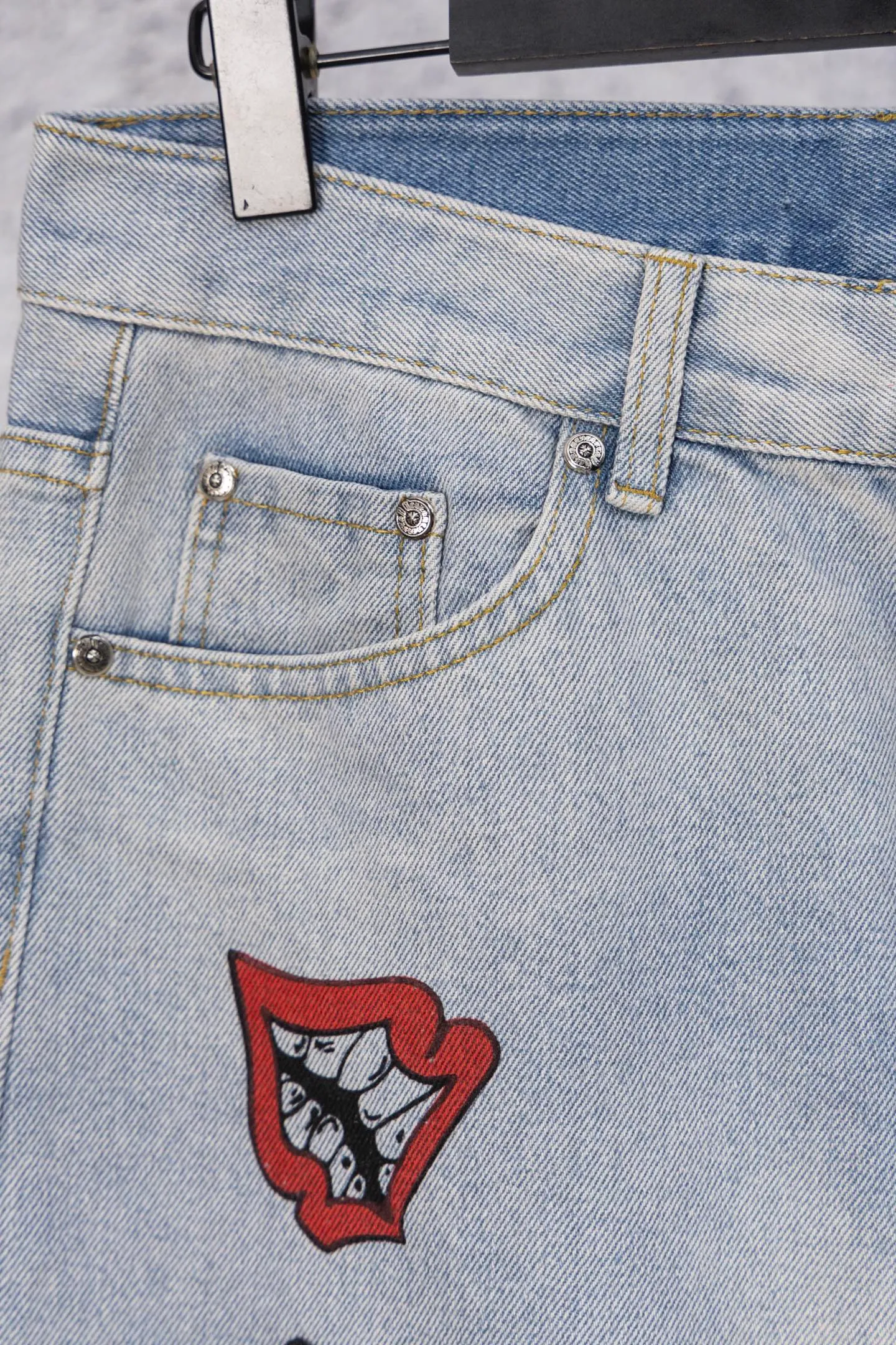 P250 Chromehearts CH limited street graffiti jeans, light blue washed denim, covered with crosses, stars, cartoon characters and other hand-painted graffiti, full of street feel. The counter price is 34W level, patchwork cross flower embellishment, washed jeans! ! An absolutely high-end luxury product, a 1.9W-level god-level single product, a super popular product, made by top heavy industry, a magic weapon that cannot be missed! [About Zangyin] This is an extremely luxurious fashion brand that can also be called the aristocracy of the high street. It has always been an exclusive brand for some hipsters or rich second generations. Compared with ordinary high streets, it is more luxurious and noble. Compared with luxury brands, it is more fashionable and individual. It has always been a brand that I have a special liking for. [Top heavy industry fashion design] Consistently high-street luxury style. Speaking of this style, the Zangyin family and GU family are definitely the leading representative brands. Especially the Zangyin family has really achieved a state-of-the-art effect in creating high-street style. The unique washed material is used to create this style. The color system is already quite eye-catching. After it is decorated with patchwork cross flowers, it cleverly highlights the charm of the brand. Secondly, this style uses classic The high-waist cutting design highlights the long legs and fashionable temperament of the upper body. The brand is highly recognizable and the slim fit configuration is more suitable for daily wear. It is a product that interprets personality, fashion, and specifications at a glance. This single product is enough to make any fan excited. It can be a white T-shirt for a youthful college style, or a tight suspender for a royal style. It has strong matching ability and can be easily controlled by men.  [Materials and craftsmanship] Needless to say, this point goes without saying. As an excellent craftsman brand, Zangyin’s requirements for details and craftsmanship are really perfect. The washed color of this model has gone through so many processes, not to mention the embellishment of denim appliques. It is also purely hand-made and sewn. Just like what they believe in, only hand-made things have soul and have the meaning of wear. A top-notch heavy-duty fashionable denim item, I look forward to your perfect interpretation! !  Color: blue Size: 28-36